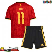 Camisa de Futebol Bélgica Jeremy Doku #11 Equipamento Principal Infantil Mundo 2026 Manga Curta (+ Calças curtas)
